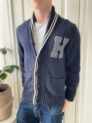Tommy hilfiger denim cardigan  - Tommy hilfiger cardigan hur skön som helst. , Inga defekter! Modellen i bilderna är 180 cm 75 kg och bär Storlek L , Kom med frågor! 🌟 (Kan gå ned i pris vid köp av paket 😉)