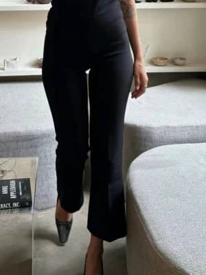 croppade kostymbyxor - Jättefina croppade kostymbyxor från BikBok, aldrig använda men lappen är borttagen. Tyvärr lite för små för mig