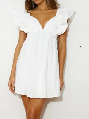 Hello Molly pretty time mini dress - Hello mollys pretty time mini dress som tyvärr inte passade mig, perfekt till studenten super fin!❤️enbart testad, har både lapp och original förpackning kvar! 