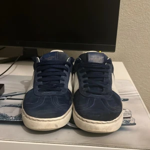 Valentino flycrew  - Snygga Valentino Garavani sneakers i marinblått och vit. Skicket på skorna är 6-7/10 och det saknar 8 nitar vilket är 4 nitar på båda skorna, säljer dessa pga dom tyvärr inte passar mig längre. Dom är större storleken och dom passar från 40,5. Jag kan sänka priset vid snabb affär👀!! Skriv gärna ifall ni har några frågor! MVH/Isac