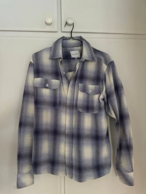 Vailent Overshirt - Mycket fin overshirt, storlek M. Passar väldigt bra som den är eller med väst. En ljusare blå färg