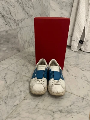 Valentino Opens - Säljer ett par asfeta valentino opens i storlek 39 men passar 40| säljer dem eftersom jag vill köpa nya skor och vill sälja snabbt därav priset| först till kvarn helt enkelt| bra skick OBS ingen box medföljer| kontakta mig vid intresse