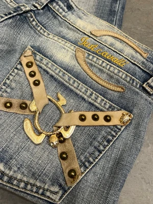 Cavalli - VINTAGE jeans med sköldpadds detaljer. Unika från Cavalli- ett italienskt lyxmärke💙nypris- från 5000 och uppåt!