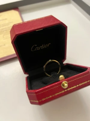 Ring • Carti • Alla Storlekar • Dam Smycken - Storlekar i Lager: 6, 8, 9 | Box & Certifikat 300:-(Seperat Annons) • Kvalitet: Samma kvalité som butik . Material: Äkta metall (Rostar ej) • Serienummer: Ja (unik märkning) • High-end Detaljer Som Orginal Beställ Innan 20:00 sà postas det samma kväll eller tidigare på dagen. 1-2 dagars frakt. Följ oss gärna på Insta @akopia.smycken