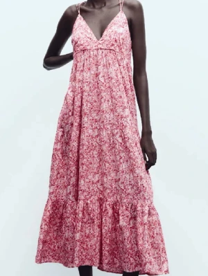 Rosa långklänning från Zara - Säljer vidare denna superfina rosa långklänningen från Zara i storlek M då den ej passar mig🌸🌸 Klänningen är endast använd 1 gång av gamla ägaren och är i mycket fint skick. Materialet är inte stretchigt. Ganska liten över brösten🩷