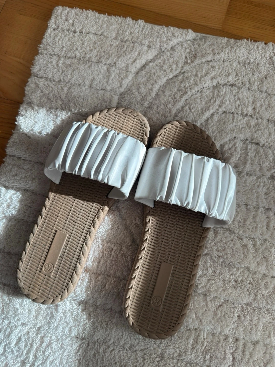 Beige sandaler med plisserad rem