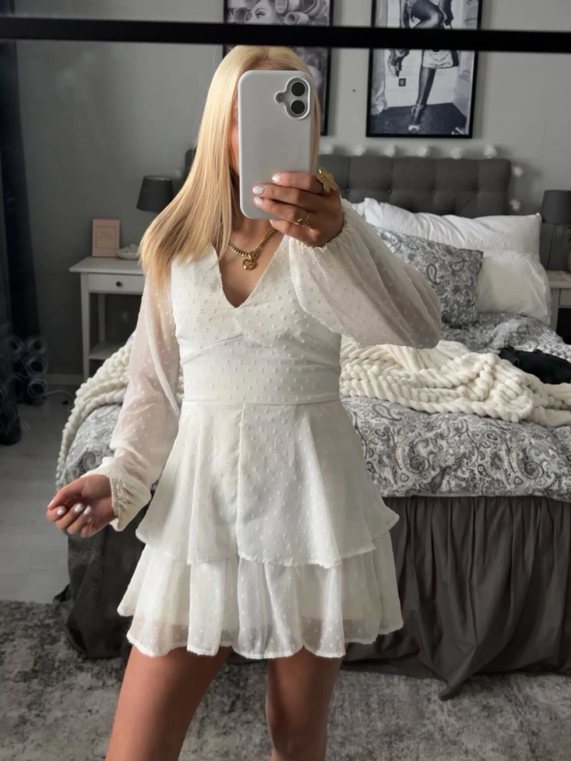 Vit volangklänning med inbyggda shorts