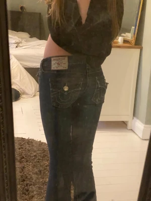 True Religion jeans - Säljer ett par mörkblå bootcut jeans från True Religion, dem är i modellen ”joey low rise flared” och är i storlek W23! Alltså minsta storleken💕Jag har använt dem ett fåtal gånger så dem är i mycket fint skick förutom att dem tappat en fläck färg typ på knät. Original priset på hemsidan är 1299kr, och jag tänkte sälja dom för 500-700 där någonstans!