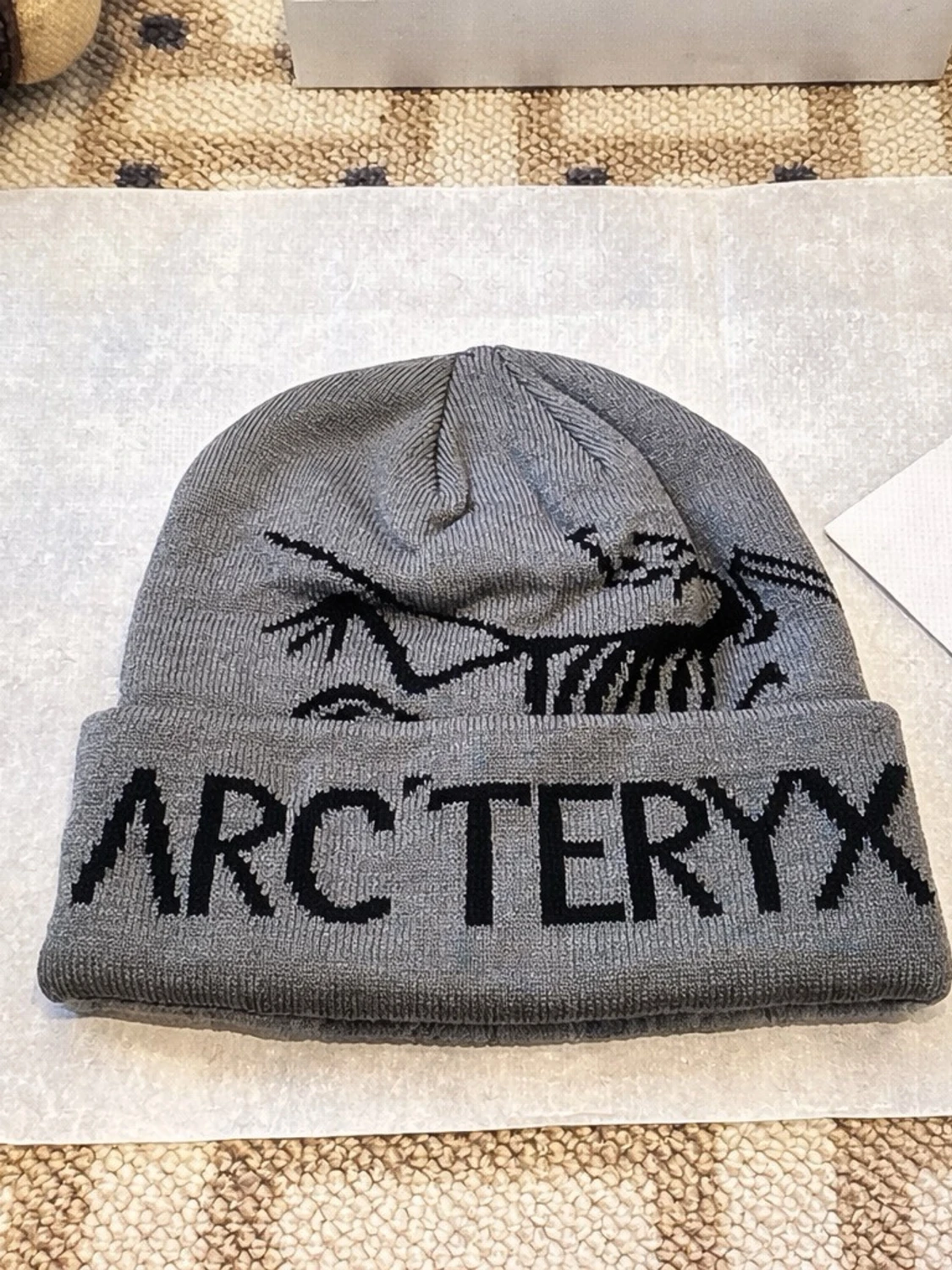 Grå mössa från Arc'teryx