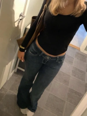 Low waist jeans - Säljer ett par low waist jeans från Nelly. Är i jättebra skick, knappt använda. Säljer då dem ej kommer till användning.
