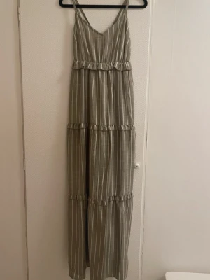 Randig långklänning - Randig maxiklänning i beige/vit, storlek S. Justerbar band. Går ner till marken på mig som är 160cm.   Kom gärna med bud!✨