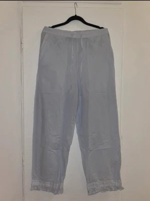 Ljusblå pyjamasbyxor  - Ljusblå, vida pyjamasbyxor med volanger nedtill, storlek L.   Kom gärna med bud!✨