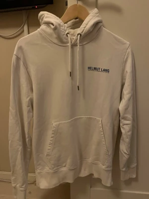 Vit hoodie från Helmut Lang - Helmut Lang tröja i storlek medium. Tröjan är i mycket bra skick, hör av dig om du har fler frågor!