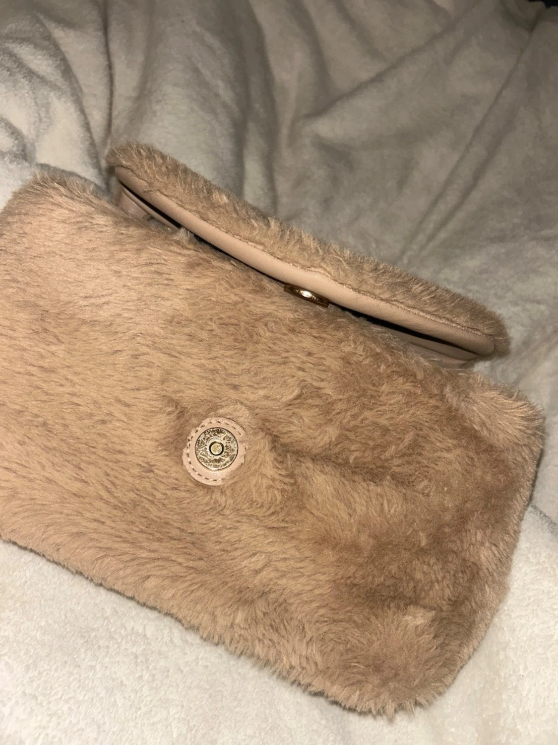 Beige fluffig handväska från Axel Arigato - 3