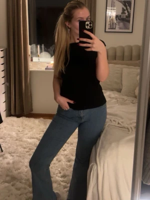 Snygga ljusblåa jeans - Säljer ett par blå bootcut/flare jeans som är mid waist. Jeansen har fickor både fram och bak och är gjorda i ett mjukt denim-material. Perfekta för dig som gillar en tidlös och avslappnad look.