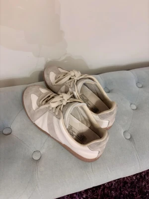 Maison Margiela Gats  - Säljer nu dessa i Gats i mycket bra skick, köpte ett par för ett par veckor sedan men behöver pengarna igen. Endast använda sparsamt ett fåtal gånger. Hör av er för fler bilder eller andra funderingar. Pris går att diskutera även byten kan vara intressant. 😄🙌👟
