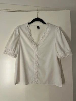 Vit blus  - Säljer en vit blus i storlek M från Shein.