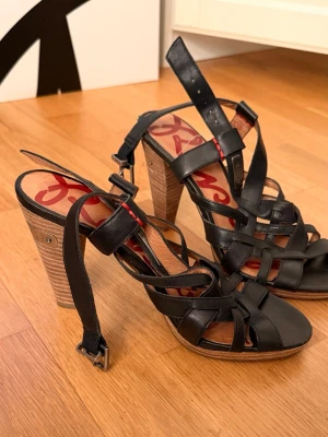 Svarta pumps med klack och snörning  - Snygga svarta klackar med snörning från Replay i storlek 36