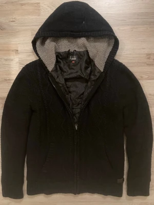 Fodrad stickad cardigan - Otroligt fet marinblå fodrad stickad cardigan med fint mönster. Passar perfekt till kallare väder. Priset kan såklart diskuteras! Det vita på plagget i bilden är inte fläckar utan bara som smått damm som syns pågrund av ljuset.