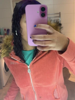 Rosa hoodie med päls och strass - Säljer en rosa/ orange furr hoodie eftersom den inte kommer till användning skriv om ni vill diskutera pris🧡