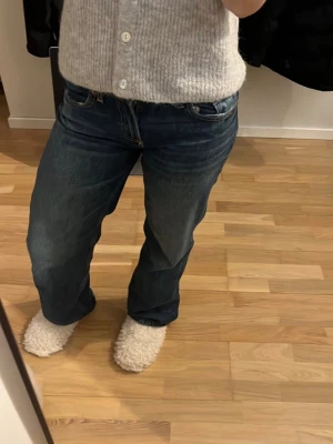 Zara jeans  - Ganska låga Zara jeans, de är typ helt nya använda några fåtal gånger. Har pytte lite slitningar längst ner som man ser på sista bilden. Annars i nyskick