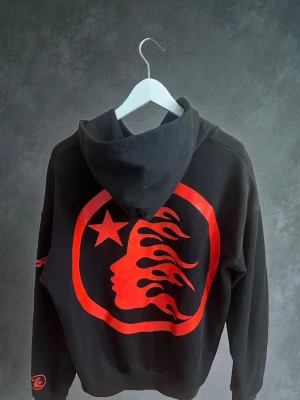  Hellstar hoodie  - Hellstar hoodie i fint skick. Riktigt clean modell. Byxor finns också att köpa till. Skickas eller möts upp.