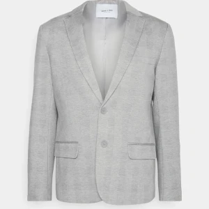 Oanvänd Kavaj storlek XS/S - Ny kavaj i storlek XS men passar mig som har S. Nypris 899 kr. Sista pris 400 kr. Kan hämtas på platsi Uppsala eller skickas spårbart. OBS! Inga byten eller returer. 