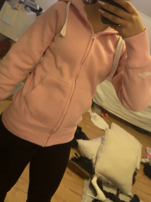 Russemerch ziphoodie rosa - Storlek XS, haft den i bara nån månad och använt typ 2 gånger 