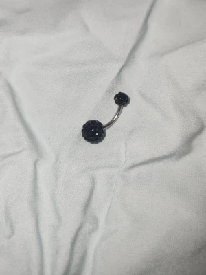 Navelpiercing  - En svart blingad navelpiercing som jag fått men aldrig använt. Rostfritt stål, kan has som läkepiercing. 