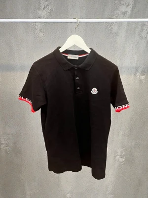  Moncler pikétröja - Moncler pikétröja    Riktigt clean och unik modell. Bra skick. Skickas eller möts upp. 