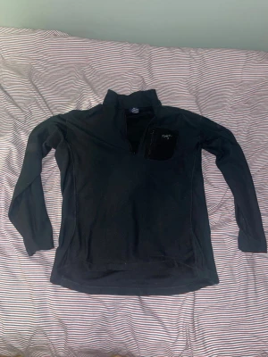 Svart fleece-tröja från Arc'teryx - Arc’teryx halv zip, storleken är L men mer som M