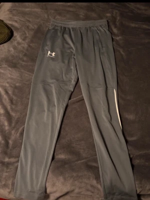 Grå träningsbyxor från Under Armour - träningsbyxor från Under Armour 
