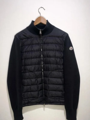 Svart cardigan Moncler - svart cardiganjacka från Moncler 