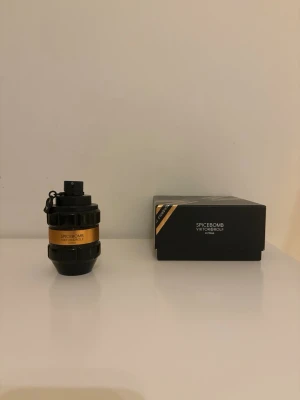 Spicebomb Extreme parfym Viktor & Rolf - Spicebomb Extreme från Viktor & Rolf är en parfym i en unik, svart och guld cylinderformad flaska som påminner om en handgranat. Flaskan har en matt svart finish med en guldfärgad etikett och levereras i en matchande svart och guld kartong.