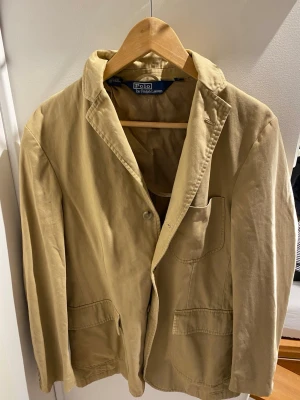 Ralph Lauren - Kavaj - Kavaj från Ralph Lauren som är storlek M. Kavajen är inte använd. Priset är extremt bra. Går ej ned mycket!  Hör av dig i DM så hjälper jag dig där :) 