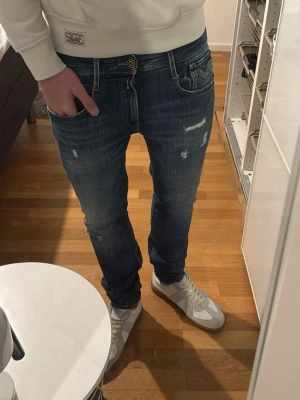 Replay jeans  - Tja, säljer nu mina sjukt snygga replay jeans i jätte populär modell och färg, storlek 31/32! Nypris runt 2000 men säljer för 899 i suveränt skick! 