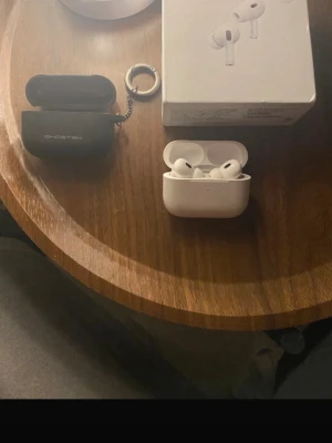 Airpods pro 2  - Airpods pro 2 i mycket bra skick. De är inte direkt äkta men funkar exakt som äkta och är exakt lika bra. Man märker ingen skillnad om man jämför.