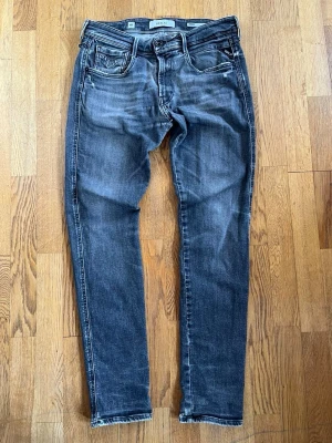 Replay anbass jens - Säljer dessa feta replay Jens med snygga slitningar och fet tvätt.