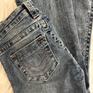 True religon ultra low rise💗 - Säljer dessa true religon jeans i storlek W24 (xxs) och i modellen ultra low rise flare💗De har fina rosa sömmar och är i nyskick och har inga defekter💕