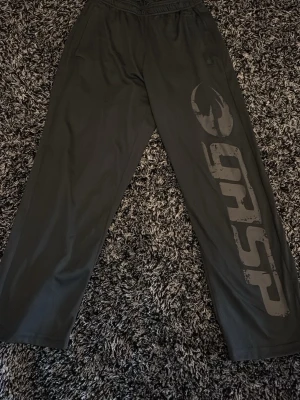 GASP byxor - Säljer ett par mörkgrå gasp träningsbyxor nu, det finns inga defekter på slitande eller användning, storleken är S/M vilket motsvarar längd mellan 168-184cm lång ungefär, har du frågor är det bara att ställa och pris kan diskuteras!