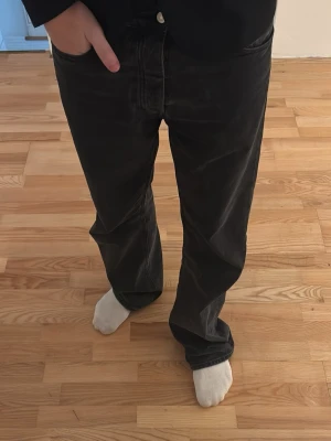 Hope jeans  - Svarta jeans från Hope, sjukt fina och säljs för en kanondeal:) Size 31 och passar bra på mig som är 186cm sitter perfekt över skorna också!