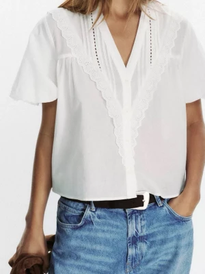 Vit blus - Söt vit blus. Perfekt att matcha med jeans eller kjol för en trendig look.Nypris 379kr