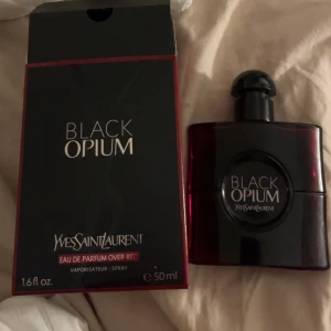 YSL Black Opium Over Red 50ml - Black Opium Over Red från Yves Saint Laurent. Eau de Parfum, 50 ml. 
