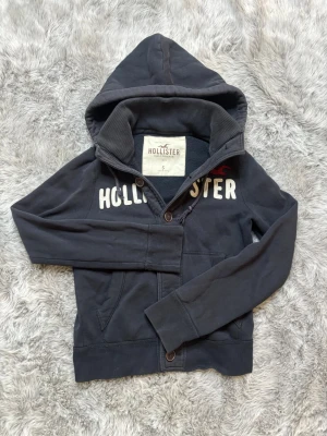 Hollister Cardigan - Säljer denna sällsynta och mycket eftertraktade Hollister hoodie | Storlek S | Mycket bra skick | Vid eventuella frågor hör gärna av dig och erbjuder bra pris vid köp av bundle 😁✅