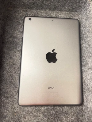 IPad Mini  - Funkar helt perfekt Aldrig varit sönder  Batteritiden är bra Redan återställd och bara att använda Man får me sig skal och laddare