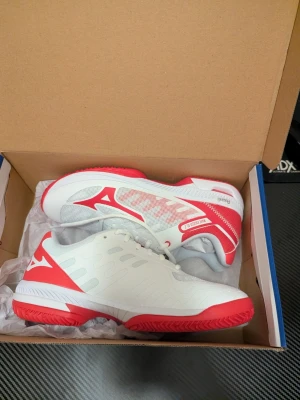 Mizuno Wave exceed sl2 cc  - Hej! Dessa skor är helt nya, aldrig använda och i sin original box.   Ny pris på dessa skor ligger på 1500 kr och mitt är 450 kr   Jag kan frakta runt hela Sverige, mötas upp i Göteborg eller närliggande stad.  Tveka inte på att höra av dig vid fler frågor eller om du vill ha fler bilder.    