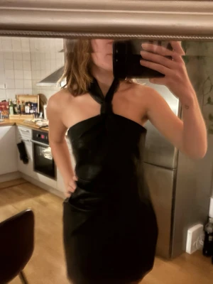 Adoore Svart halterneck  - Adoore halterneck klänning, aldrig använt förutom provtesta. Säljer pga fel storlek. 