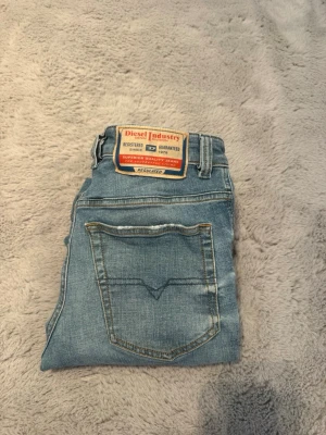 Ljusblå raka jeans från Diesel modell D-Vyl - Säljer dessa diesel D-Vyl jeans som är en rak modell!👊 köpte för 2000kr ungefär på diesels affär men kan tänka mig släppa dem för 699. Jeansen är i mkt bra skick och har inte några hål eller liknande skador på något sätt!🔥