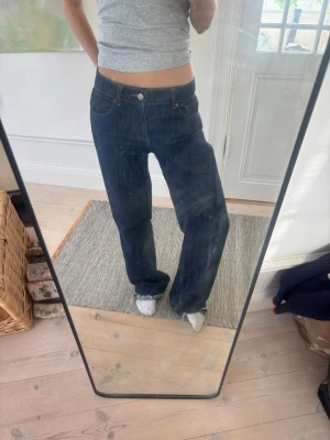 Lågmidjade jeans från Zara💙 - Säljer dessa trendiga lågmidjade raka jeansen från Zara💙 De är avklippta nedtill för att passa mig som är 167💙