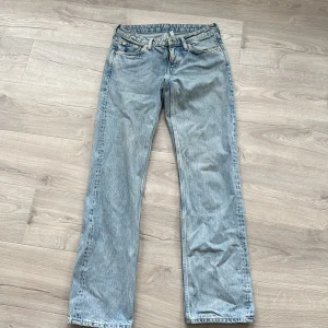 Ljusblå raka jeans från Weekday - Säljer ett par jeans från Weekday i modellen Arrow. Jeansen har rak passform, klassisk femficksdesign och låg midja. STORLEK: W:27 L34